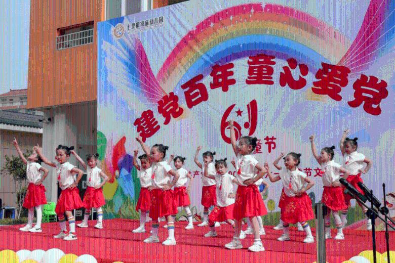 时尚拼接牛仔裤